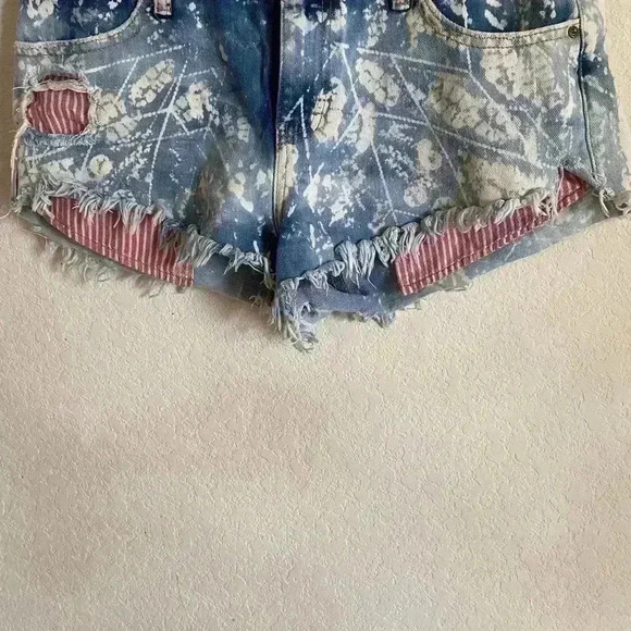 Free People Shibori Tribal Bleach Wash Frayed Hem Micro Denim Shorts Size 28 - Picture 4 of 9